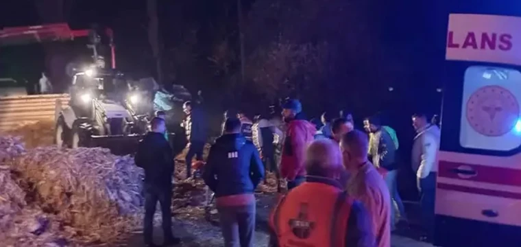 Kazaya müdahale eden polislere TIR çarptı: 1 şehit, 1 yaralı