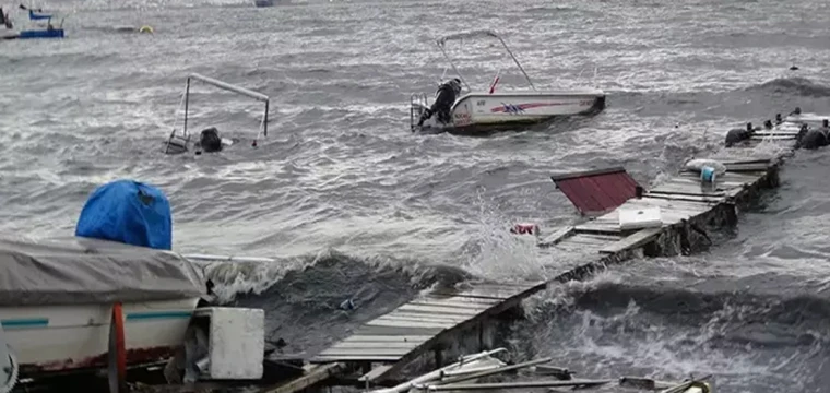 Kocaeli’de fırtına nedeniyle tekneler battı