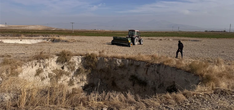 Konya'da 8 obruklu tarlada zorlu ekim mesaisi tamamlandı