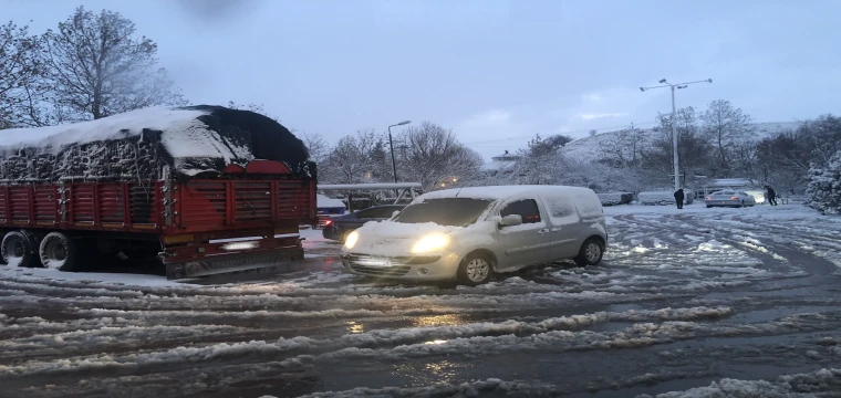 Yollar trafiğe kapandı!