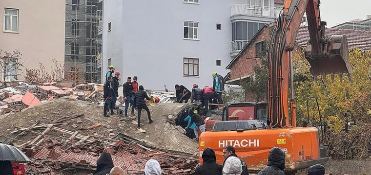 Malatya'da bina iş makinesinin üzerine devrildi