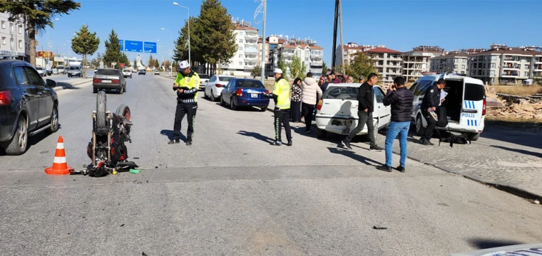 Otomobile çarpan motosiklet sürücüsü ağır yaralandı