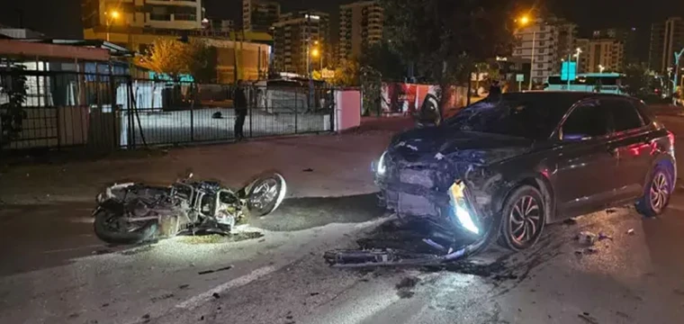 Otomobille çarpışan motosiklet sürücüsü öldü