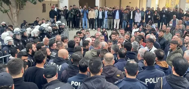 Polise taşlı saldırıda 10 tutuklama