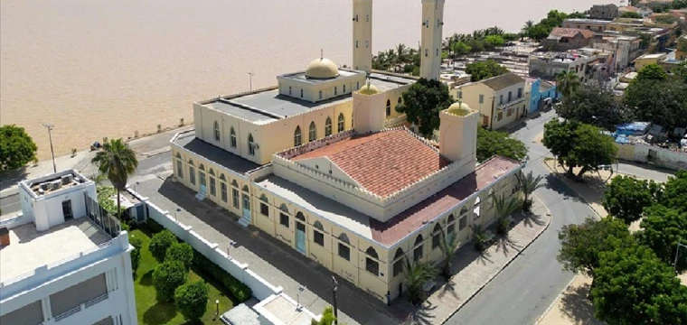 Senegal'de minaresinde çan bulunan Büyük Saint-Louis Camisi