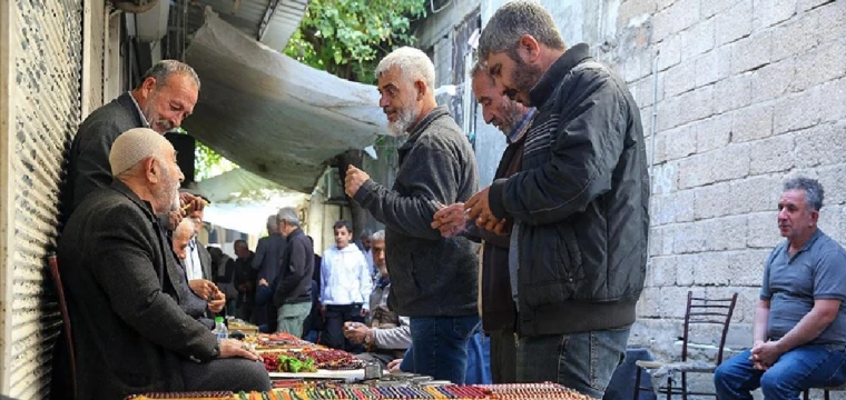 Tespih tutkunları tarihi Oturakçı Pazarı'nda buluşuyor