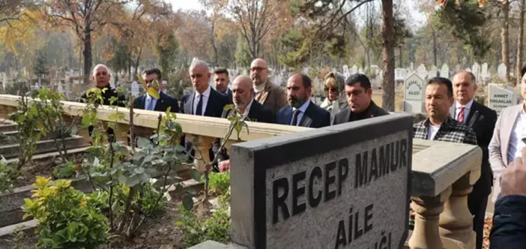 TFF Başkanı' ndan, Recep Mamur'un kabrine ziyaret