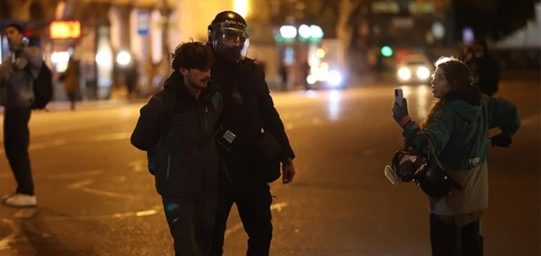 Tiflis'te göstericilerin kapattığı cadde, polis müdahalesiyle açıldı