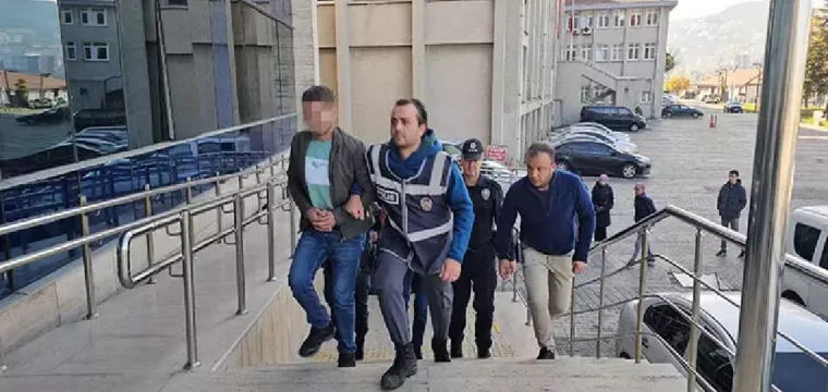 Trafikteki kavgada bıçaklama: Mahalleli linç girişiminde bulundu, 8 gözaltı