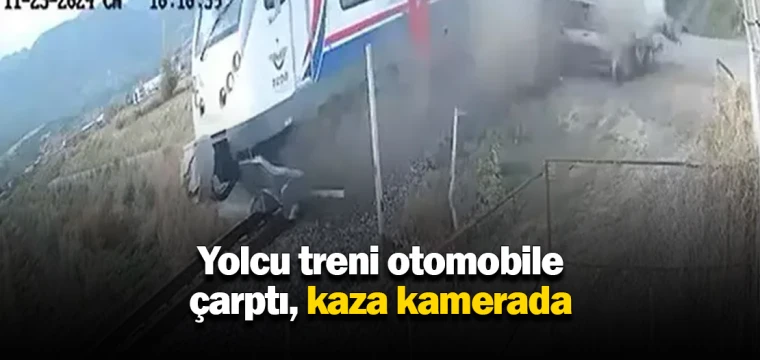 Yolcu treni otomobile çarptı, kaza kamerada