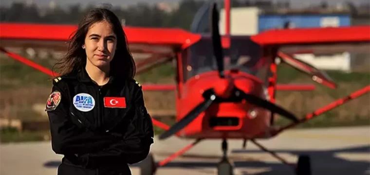 16 yaşındaki Defne, Türkiye'nin en genç kadın pilot adayı oldu