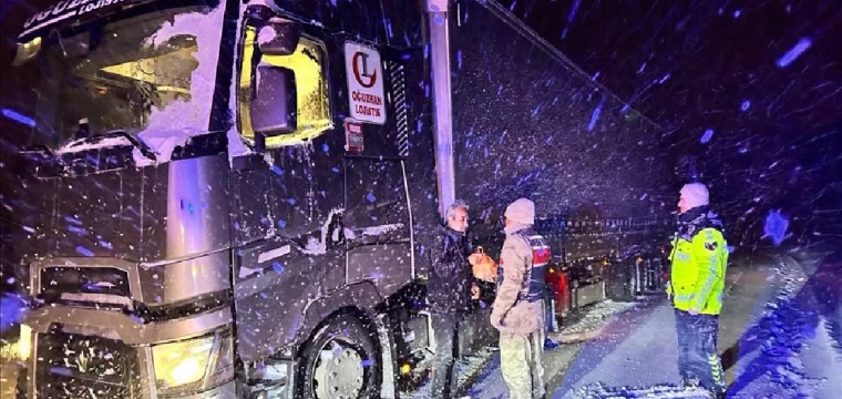 Ardahan'da kar nedeniyle yolda kalanlara çorba ikramı