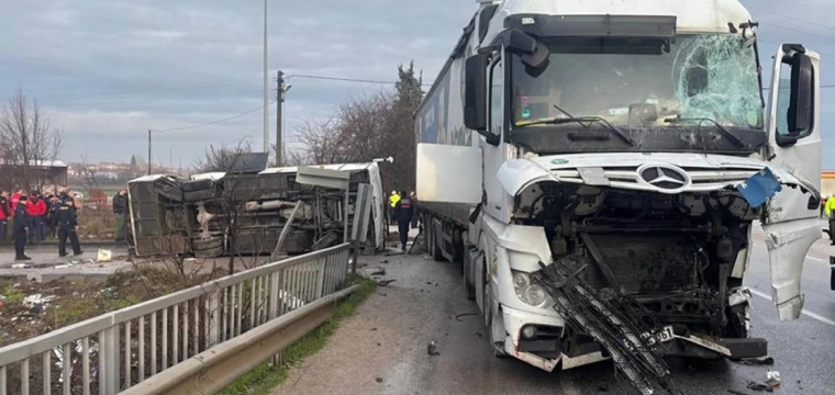 Balıkesir'de okul servisi ile tır çarpıştı