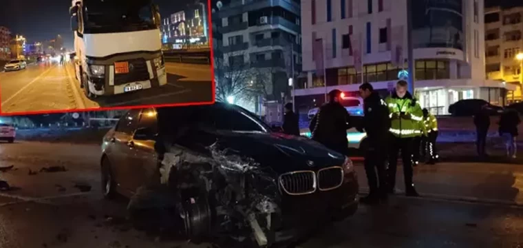 Bursa'da otomobil TIR'la çarpıştı: 2 yaralı