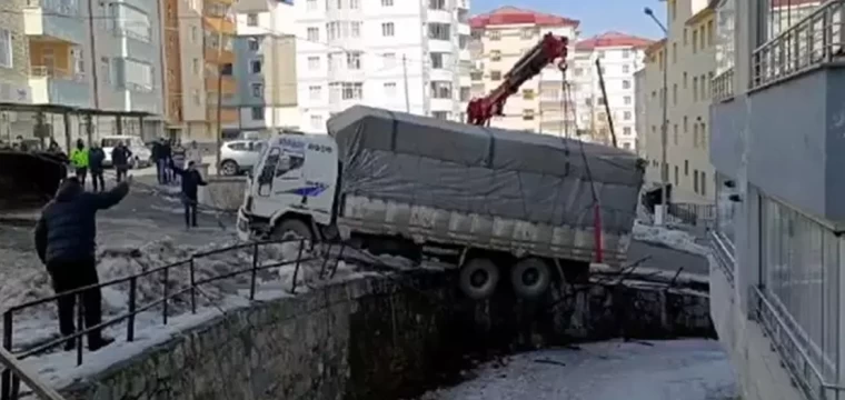 Buzda kayan kamyon dereye asılı kaldı