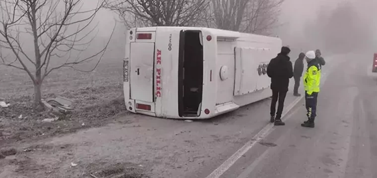 Buzlanan yolda işçi servisi devrildi: 9 yaralı