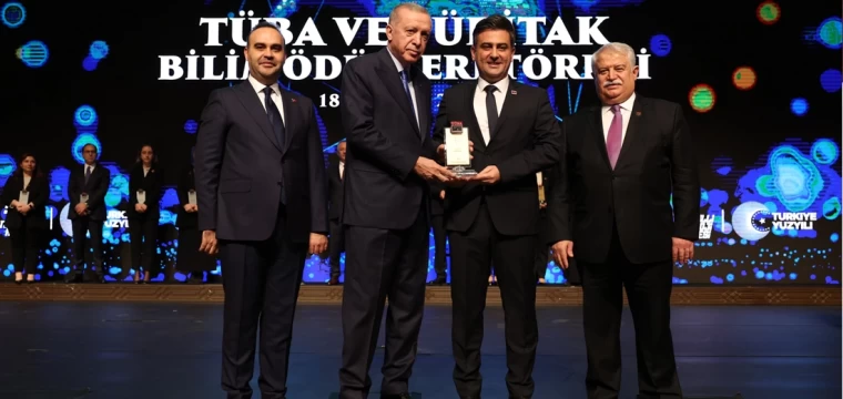 Doç. Dr. Zor, ödülünü Cumhurbaşkanı Erdoğan’dan aldı