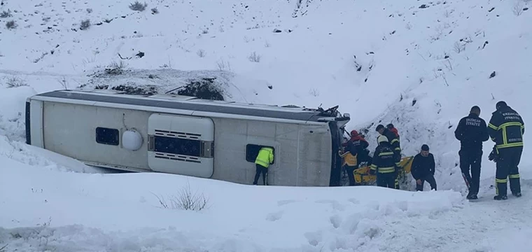 Erzincan'da yolcu otobüsü şarampole devrildi