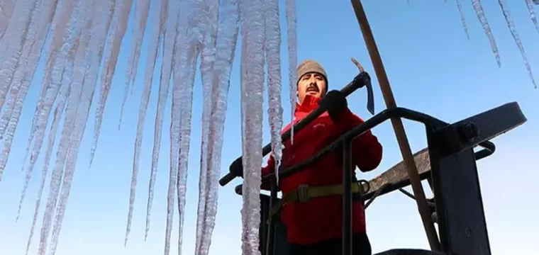 Erzurum'da çatıdan düşen buz tehlike yaratıyor