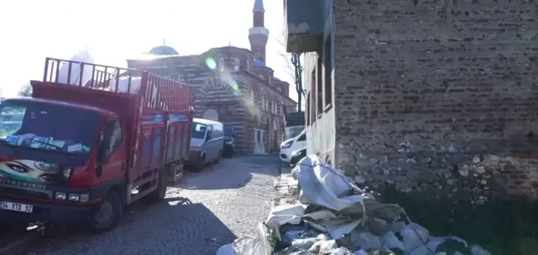 Fatih'teki 900 yıllık cami, çöplük ve otoparkla çevrili