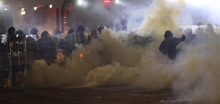 Gürcistan'da polis müdahalesiyle göstericiler dağılıyor