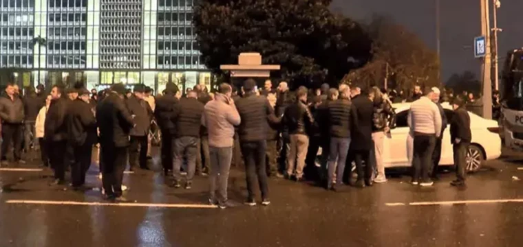 Halk otobüsü sahiplerinden belediye önünde protesto