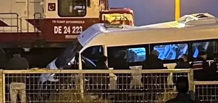 Kırklareli'de tren minibüse çarptı: 2 yaralı