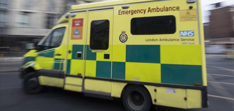 Londra'da bir kişi aracını kaldırımda yürüyenlerin üzerine sürdü: 4 yaralı