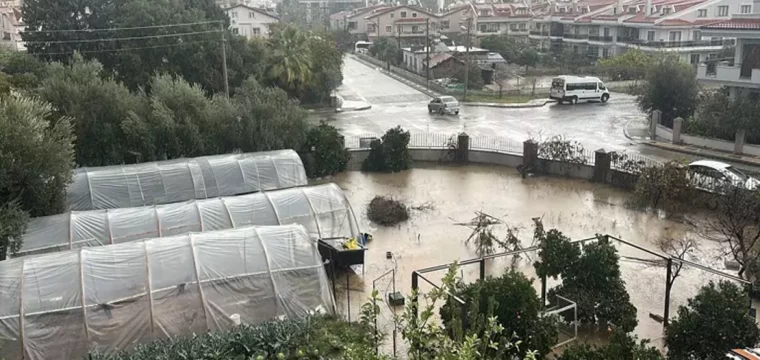 Marmaris'te sağanak etkili oldu