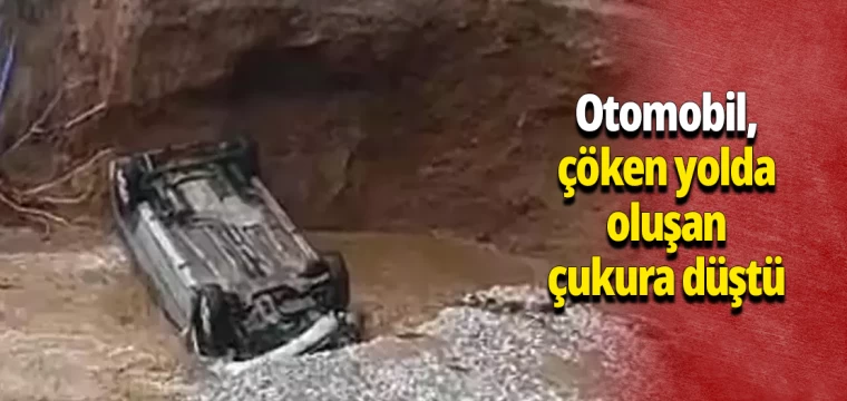 Otomobil, çöken yolda oluşan çukura düştü