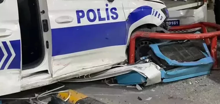 Otomobil polis aracına çarptı: 3 yaralı