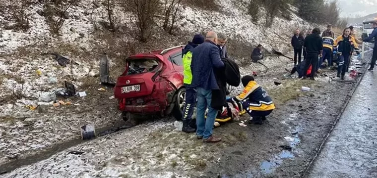 Otoyolda iki otomobil çarpıştı: 1 ölü, 3 yaralı