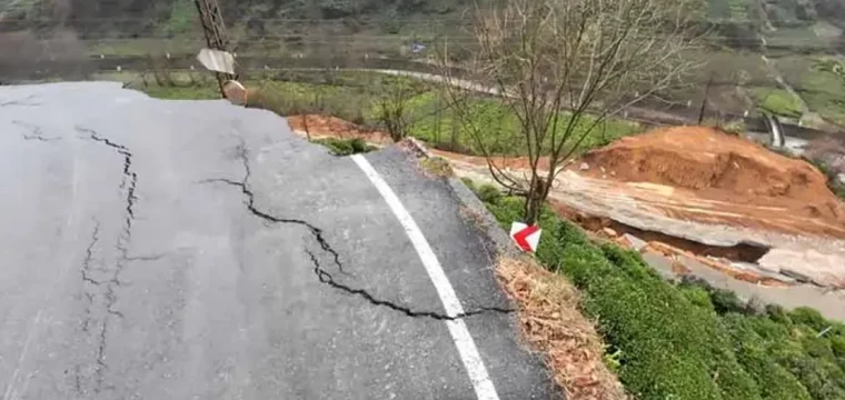 Rize'de heyelanda köy yolu çöktü