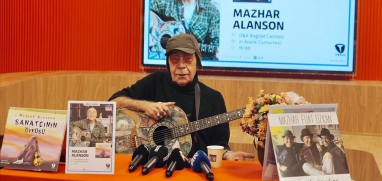 Şarkıcı Mazhar Alanson "Sanatçının Öyküsü" kitabını imzaladı