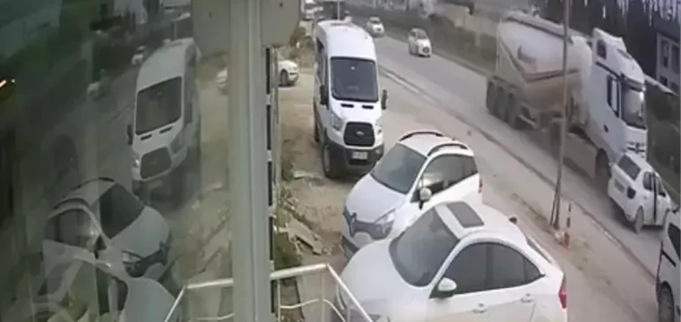 TIR, çarptığı otomobili 150 metre sürükledi