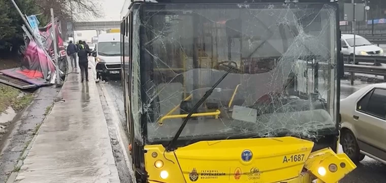 Bahçelievler'de İETT otobüsü direk ve reklama çarptı