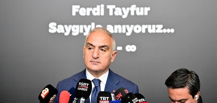 Bakan Ersoy, Ferdi Tayfur'un cenaze törenine katıldı