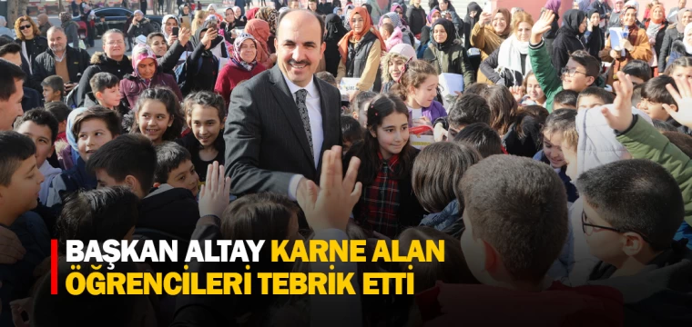 BAŞKAN ALTAY KARNE ALAN ÖĞRENCİLERİ TEBRİK ETTİ