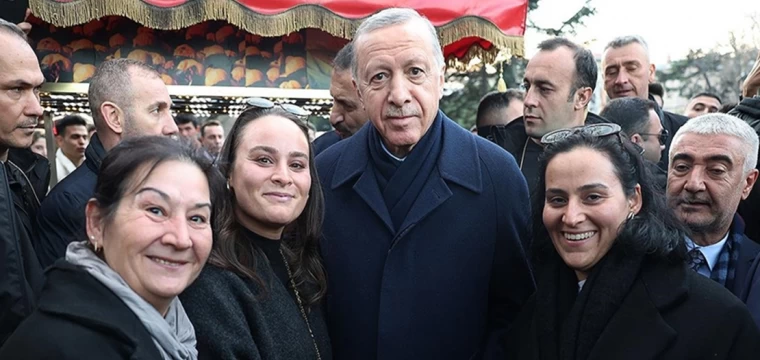 Erdoğan, Sultanahmet'te vatandaşların kandilini kutladı