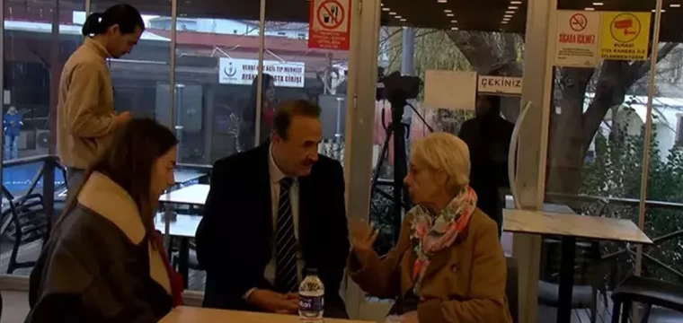 Eski Bakan Sevigen, Edip Akbayram’ı hastanede ziyaret etti