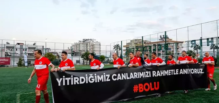 Eski futbolculardan şöhretler maçı