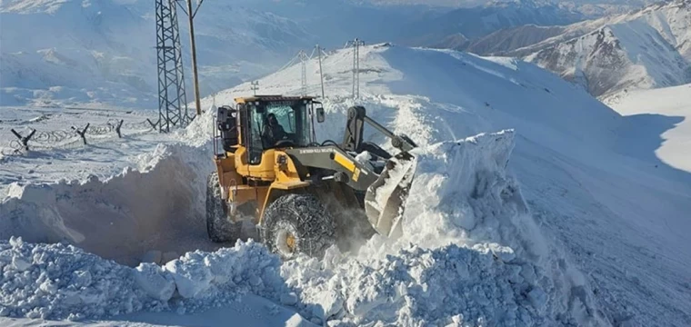 Hakkari'de Üs Bölgelerinin yolları açılıyor