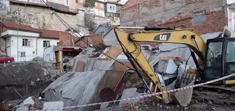 İnşaat temel çukurunun yanındaki 2 katlı bina çöktü