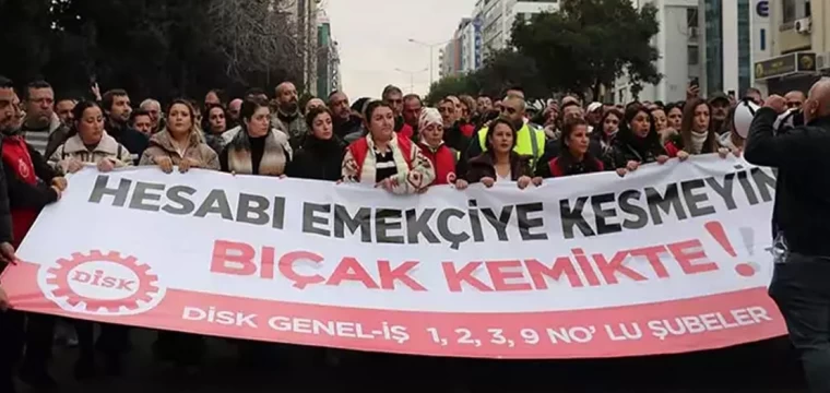 İzmir'de maaş kesintisi yapan işçiler eylemde