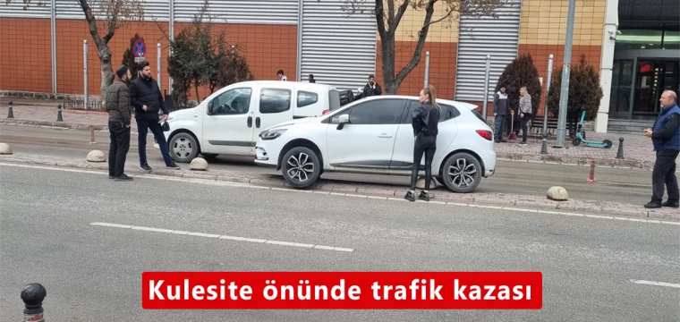 Kulesite önünde trafik kazası