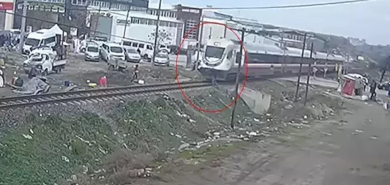 Raylardan geçerken yolcu treni çarptı