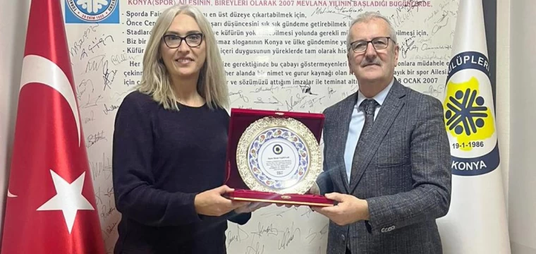 Remzi Ay’dan, Meral Taşpınar’a katkı plaketi