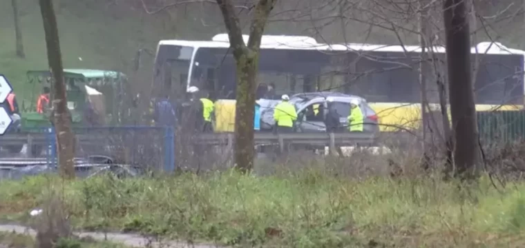 Sancaktepe'de İETT otobüsü ile cip çarpıştı: 1 ölü, 4 yaralı