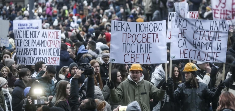 Sırbistan'da öğrencilerden grevdeki öğretmenlere destek protestosu