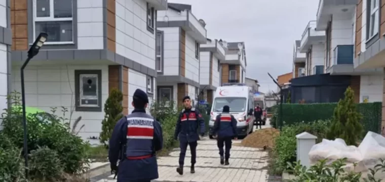 Villada anne ve kızı ölü, ise ağır yaralı bulundu